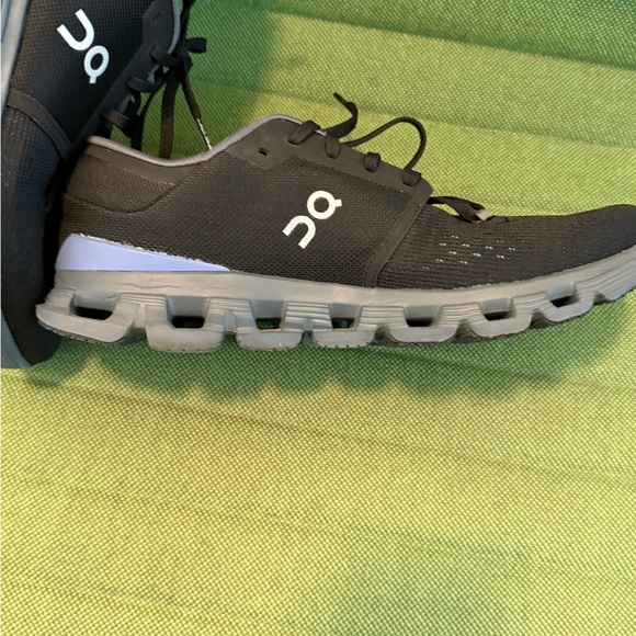 On Cloud X Versatile Men's Gray and Black Athletic Shoes - Picture 4 of 6